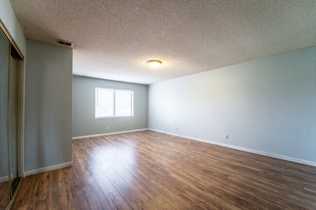 Room 1 - 37124 Maple St