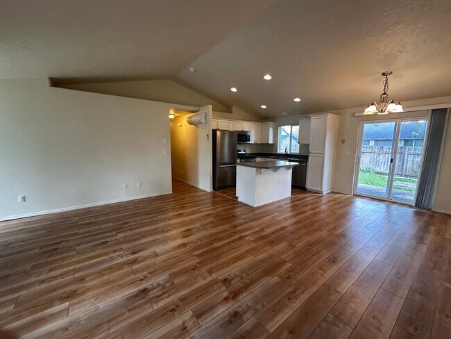 Foto del edificio - COMING SOON 3 Bedroom 2 Bath Single Family House