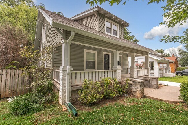Building Photo - 1121 S Roanoke Ave