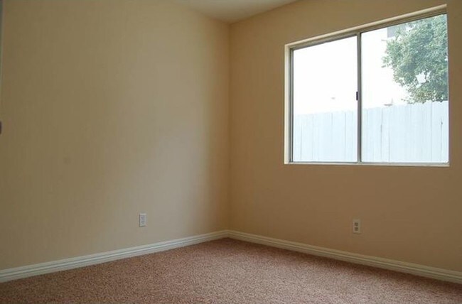 Building Photo - 567 Le Harve Ave