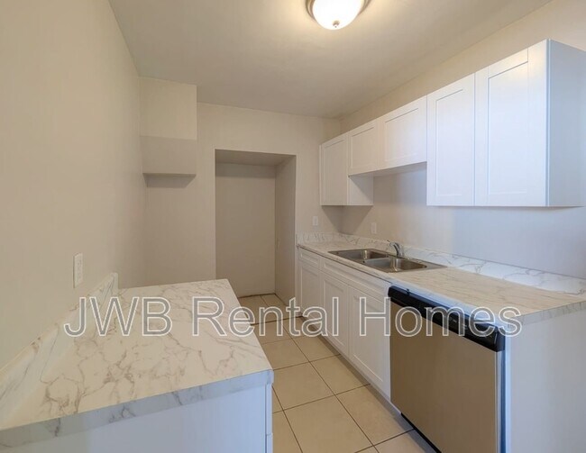 Foto del edificio - 5517 Lakewood Cir E