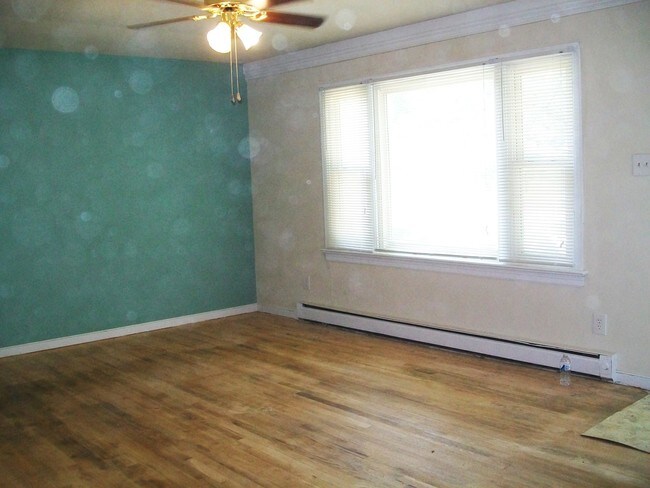 Building Photo - 207 N Fern Ave
