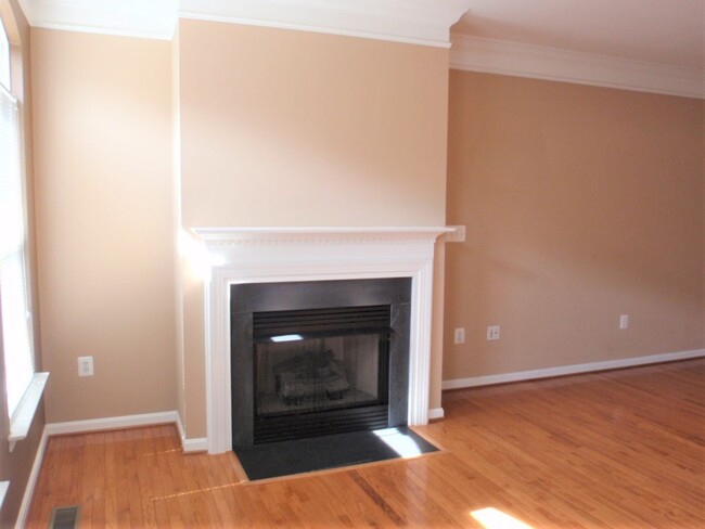 Building Photo - Spacious 3 bed 2.5 Bath Brick Townhouse in...