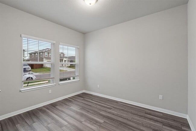 Building Photo - 528 LORINER Way