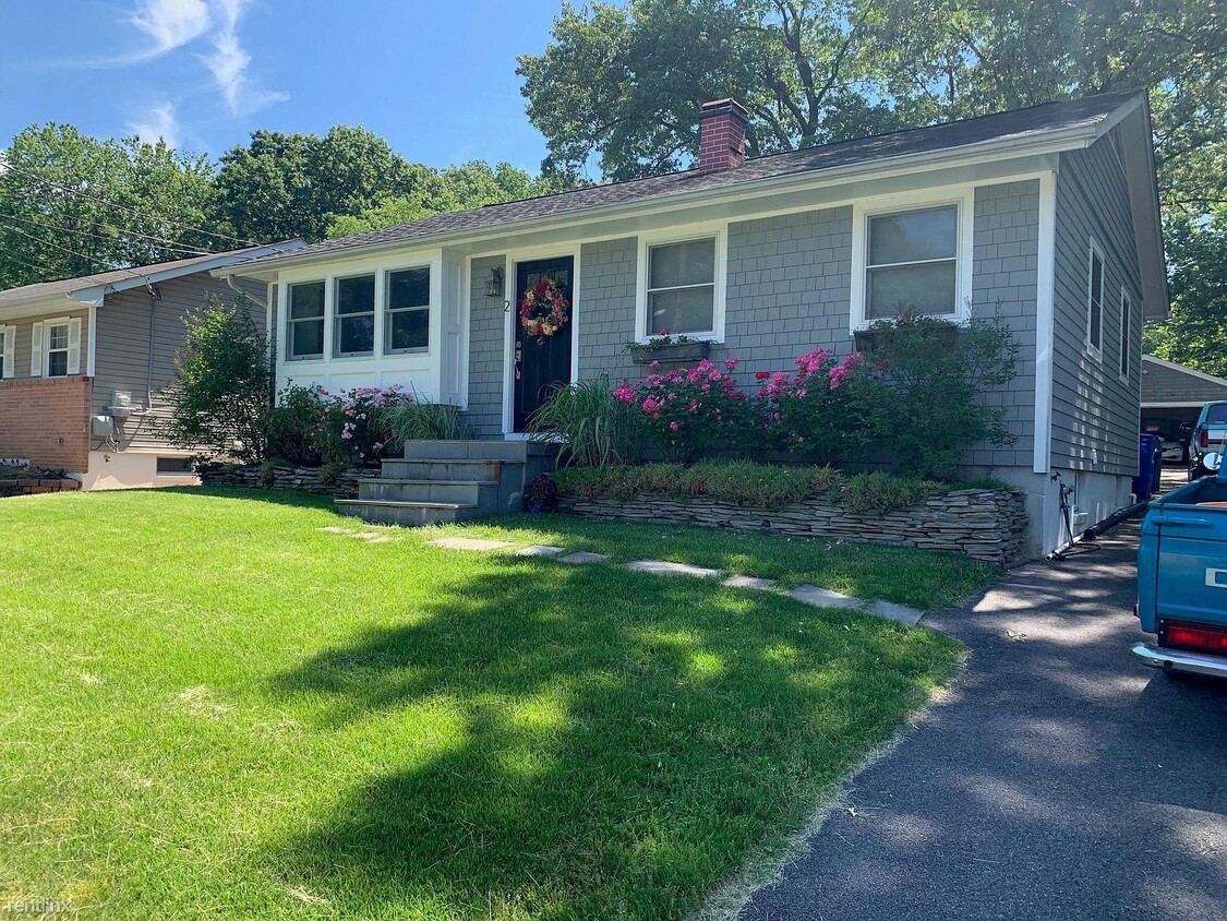 Primary Photo - 3 br, 2 bath House - 23 Boxwood Rd