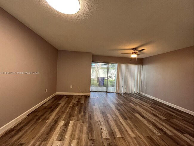 Building Photo - 843 Crystal Lake Dr