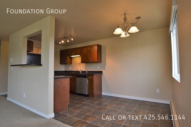 Building Photo - Top Floor, Light filled 2 bed/2 bath with ...