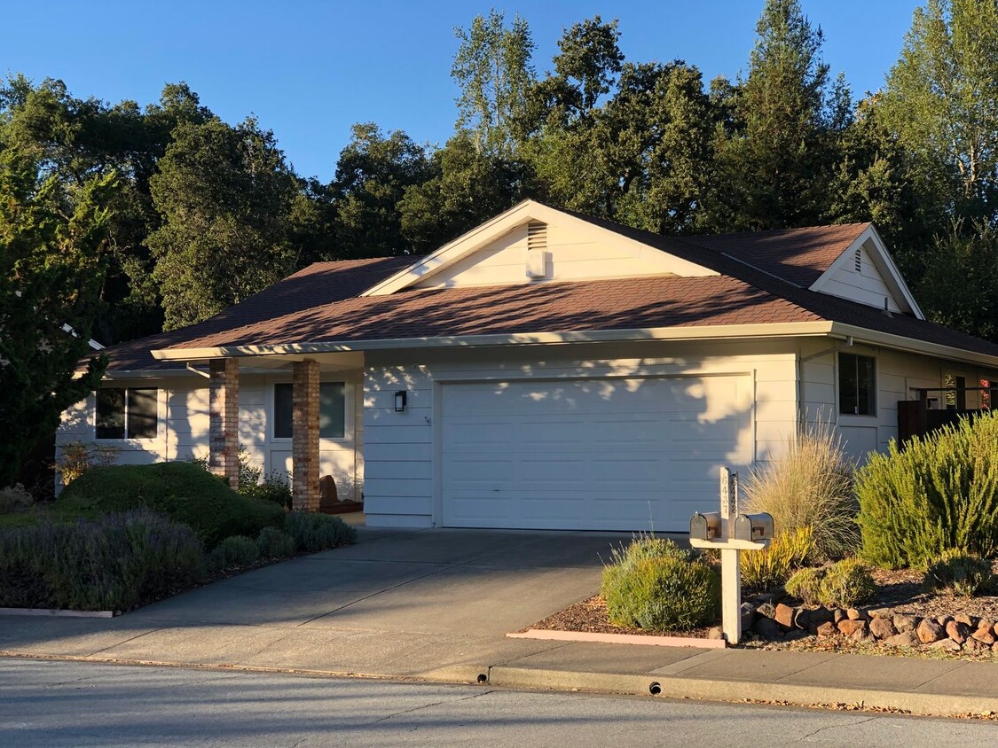 Foto principal - Charming 3bd/2ba in Oakmont's 55+ Adult Co...