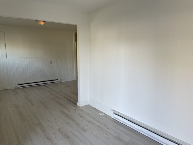 Building Photo - 3 bed 1 bath apartment near the Garland Di...