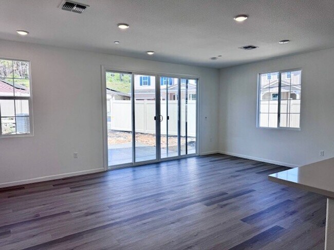Foto del edificio - Lovely, spacious and brand new construction at the new Loma Rica Ranch