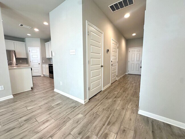 Foto del edificio - COMING SOON - MID MAY