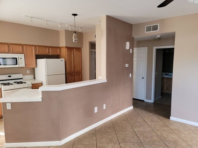 Building Photo - 2 story condo with 1 bedroom loft, 2 bathrooms and a 1 car attached garage.