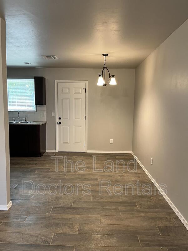 Building Photo - 713 W 1st