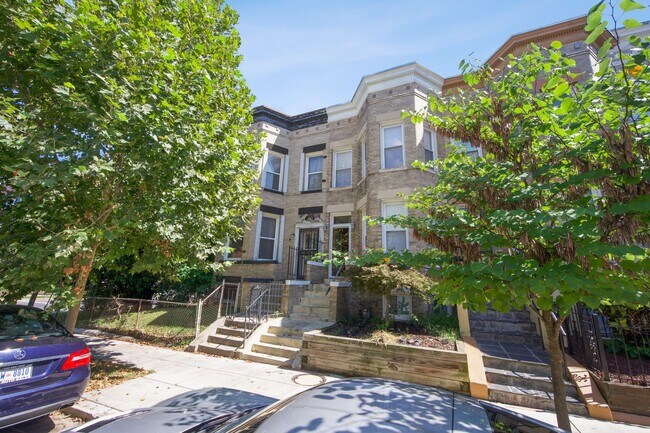 Foto del edificio - 4 beds, 3.5 Bath Victorian style row home ...