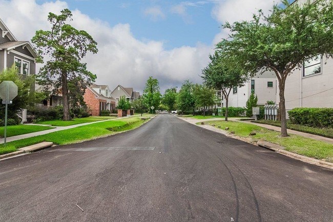 Building Photo - 716 Waverly St