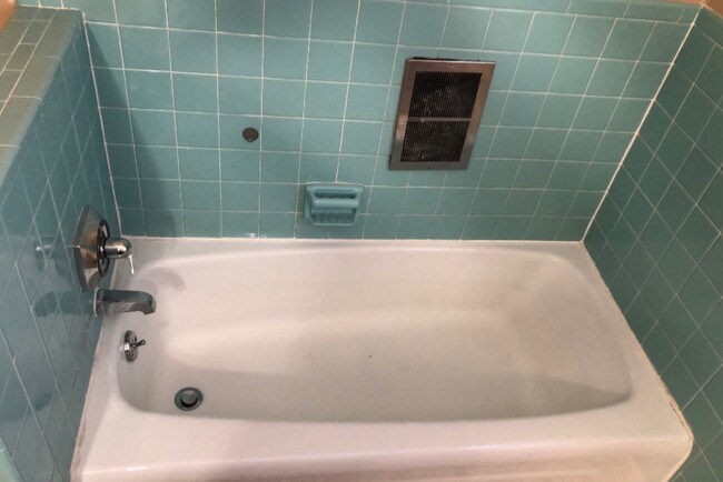 Bath 1 - 641 Franklin St