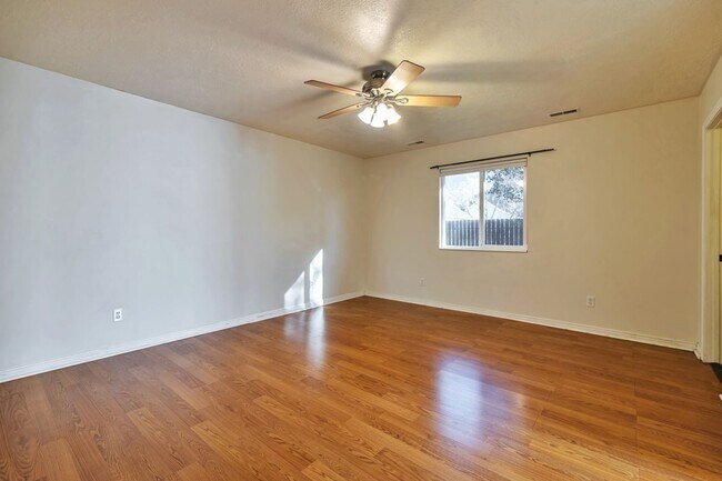 Foto del edificio - 3 Bed - 2.5 Bath, Beautiful Home in Ogden - Fully Fenced Yard! - Available on June 10th!