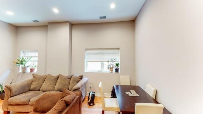 Foto del edificio - 3 bedroom in CHICAGO IL 60616