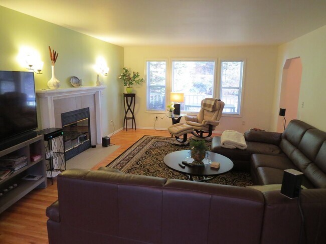 Building Photo - Wonderful 3 Bedroom, 2.5 Bath Home in Gig Harbor