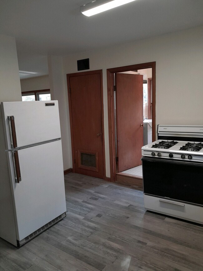 Foto del edificio - 534 Engleman Ave