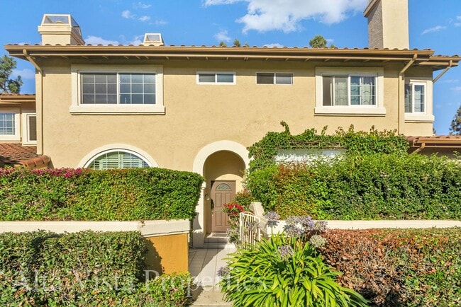 Building Photo - Beautiful Dual Master bedroom Townhome in ...