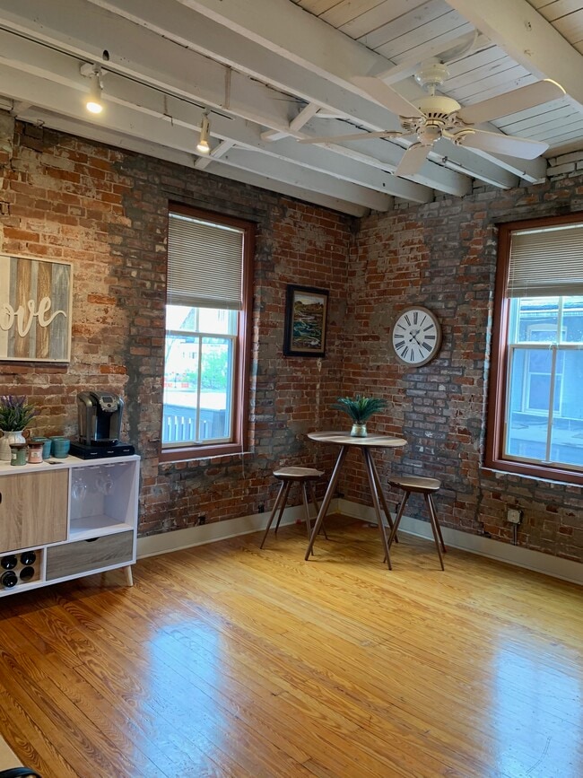 Building Photo - 413 Locust St