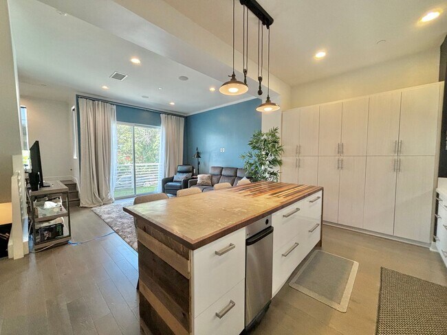 Building Photo - Stunning Silver Lake Townhouse (2-BR/2.5-B...