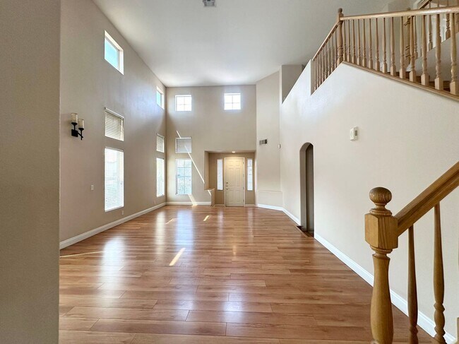 Foto del edificio - 9891 Ridge Hill Ave