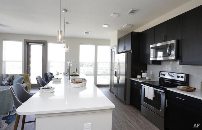 Building Photo - 1111 N Durham Dr