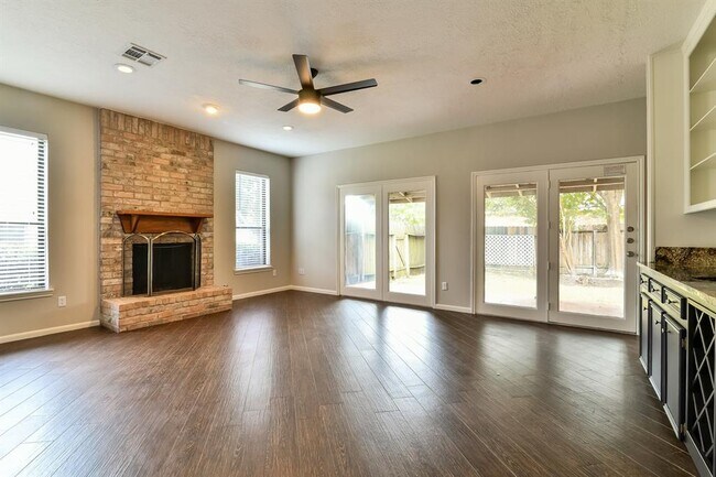 Foto del edificio - 3910 Cedar Valley Dr