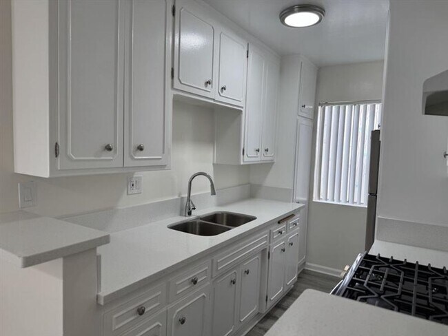 Foto del edificio - 10520 Balboa Blvd