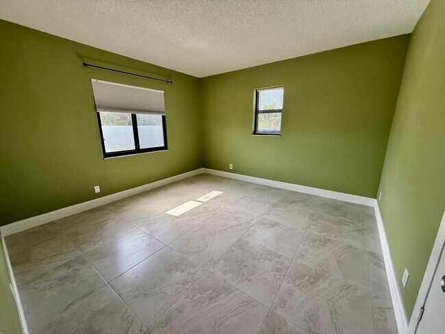 Foto del edificio - 1691 W 26th St