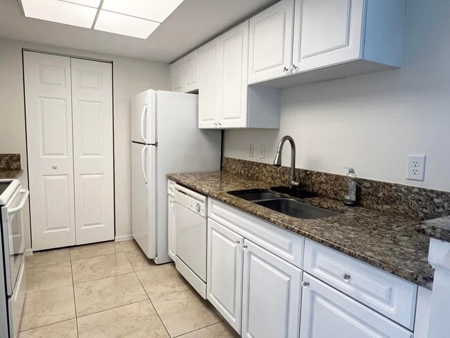 Building Photo - 900 Crestwood Ct S