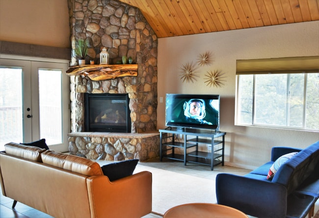 Building Photo - 909 N Matterhorn Rd