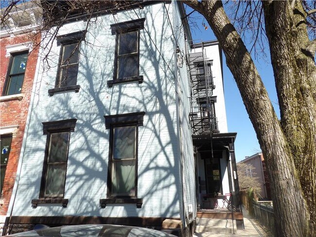 Building Photo - 212 W 5th St