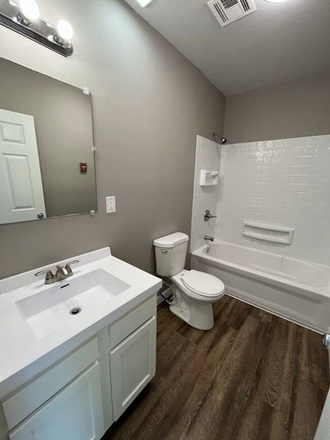 Foto del edificio - Lakewood Flats and Townhomes