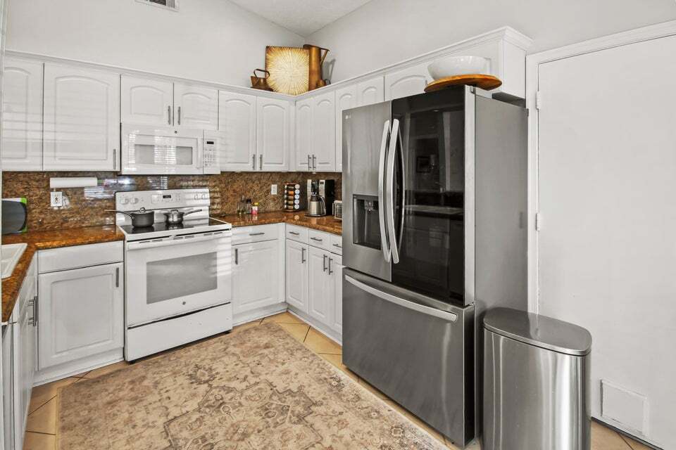 Primary Photo - 9165 Beverly Ct