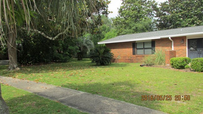 Building Photo - 657 Merioneth Dr