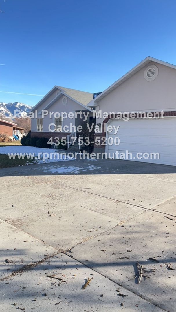 Foto del edificio - Beautiful 6 bedroom home available for immediate move in!