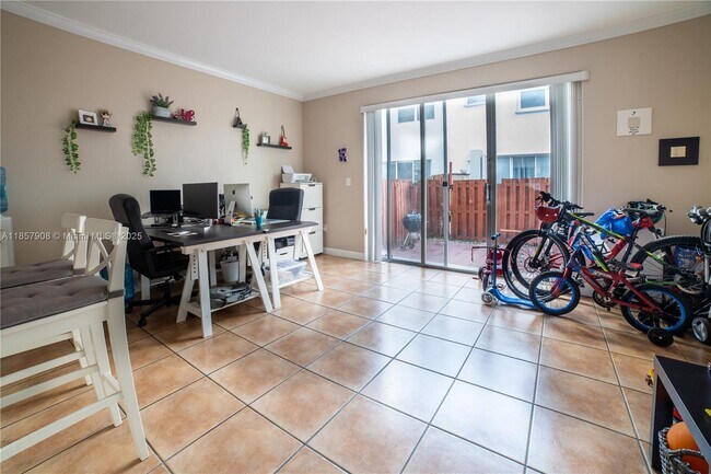 Foto del edificio - 5580 NW 107th Ave