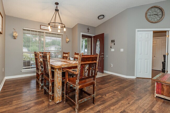 Foto del edificio - 425 Whirlaway Ct