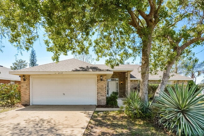 Building Photo - 2119 Dumas Dr