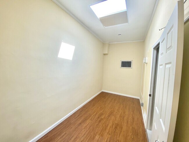 Building Photo - Spacious 3-Bedroom, 2-Bath Apartment in Gr...