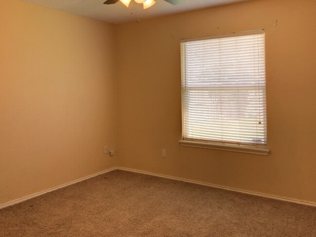 Foto del edificio - 3 bed 2 bath 2 car garage