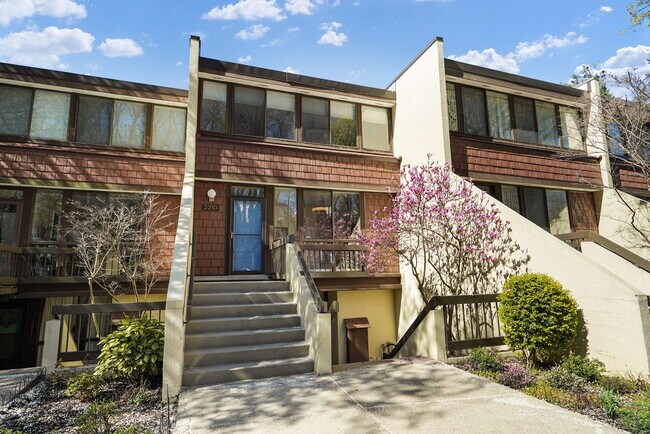 Building Photo - 2210 S Quincy St