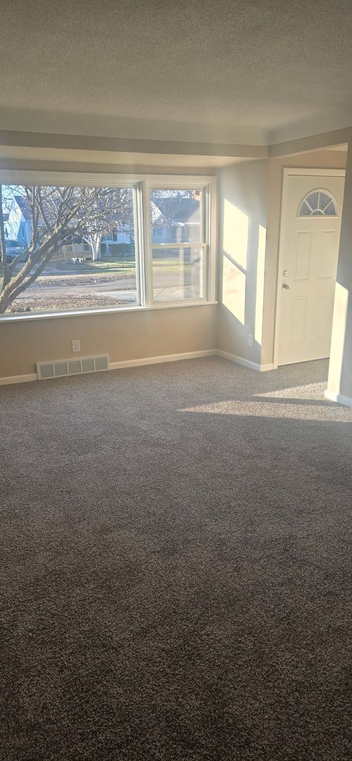 Building Photo - Newly Renovated