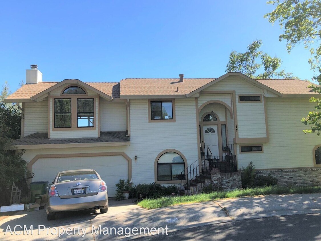 Foto principal - 3 br, 2.5 bath House - 121 Stanford Court