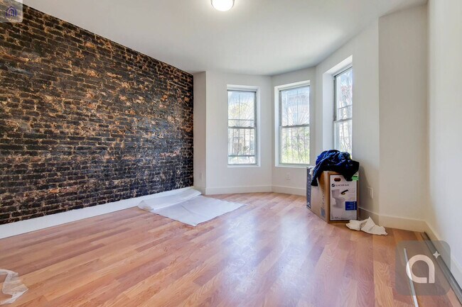 Building Photo - 336 Cornelia St