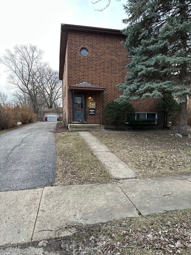 525 W Pleasant Ln Unit 3, Lombard, IL 60148 Room for Rent in Lombard