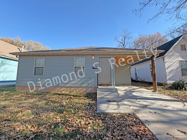 Building Photo - Cute and Clean 3 Bedroom Home Available!